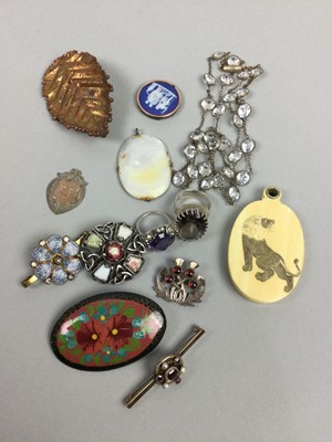 Lot 169 - A SMALL GROUP OF JEWELLERY