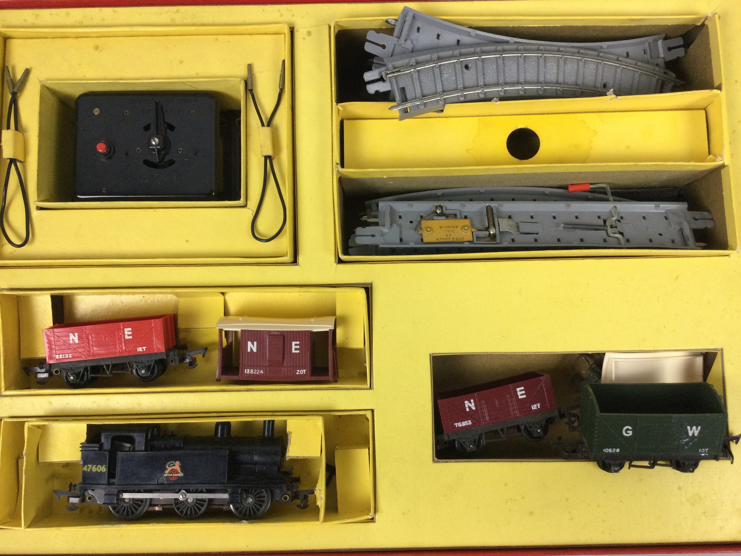 Lot 172 - A TRI-ANG OO GAUGE R3X GOODS TRAIN SET