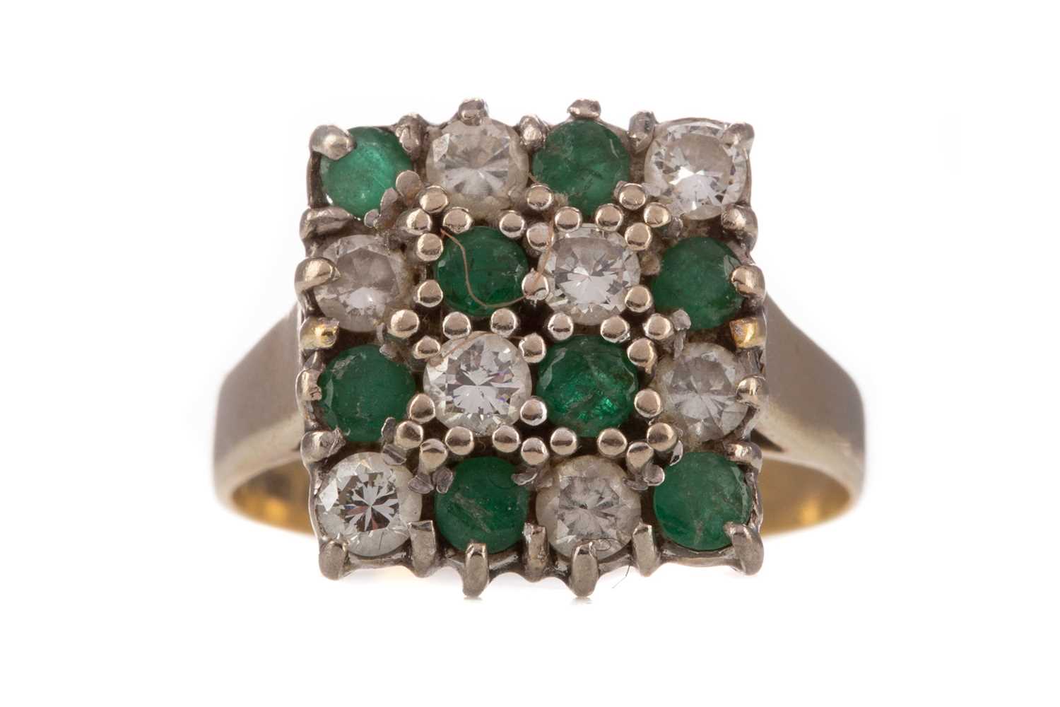 Lot 696 - AN EMERALD AND DIAMOND RING