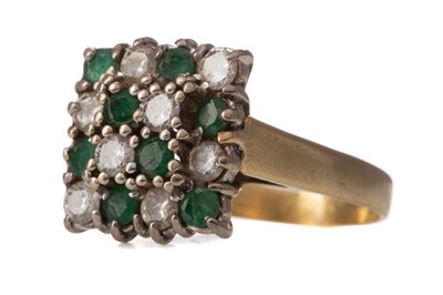 Lot 696 - AN EMERALD AND DIAMOND RING