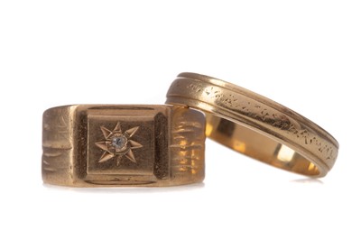Lot 694 - A WEDDING BAND AND SIGNET RING