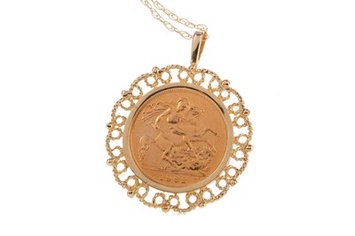 Lot 60 - A GOLD HALF SOVEREIGN COIN PENDANT DATED 1982