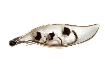 Lot 509 - A NORWEGIAN ENAMELLED BROOCH BY ARNE NORDLIE