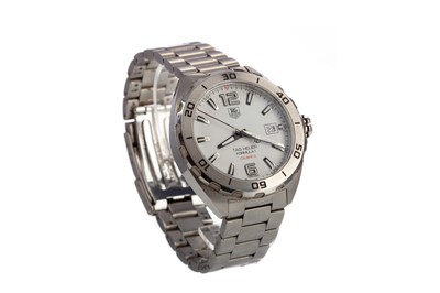 Lot 857 - A GENTLEMAN'S TAG HEUER FORMULA 1 CALIBRE 5 STAINLESS STEEL AUTOMATIC WRIST WATCH