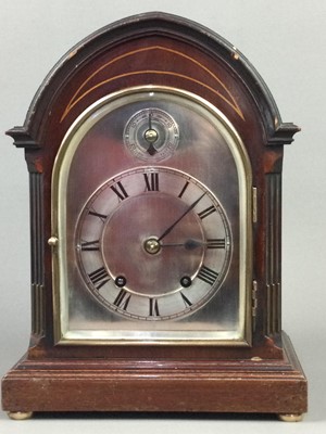 Lot 384 - AN EARLY 20TH CENTURY MAHOGANY CASED MANTEL CLOCK