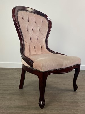 Lot 407 - A REPRODUCTION BEDROOM CHAIR