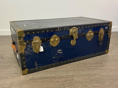 Lot 405 - A VINTAGE TRAVEL TRUNK AND A PINE STORAGE BOX