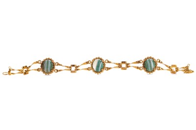 Lot 511 - A GOLD AND AGATE BRACELET
