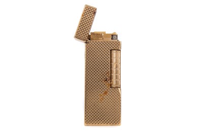 Lot 101 - A VINTAGE DUNHILL 9CT GOLD ROLLAGAS LIGHTER