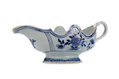 Lot 1127 - A CHINESE EXPORT BLUE AND WHITE SILVER FORM SAUCEBOAT
