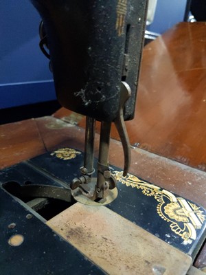 Lot 198 - A SINGER TREADLE SEWING MACHINE