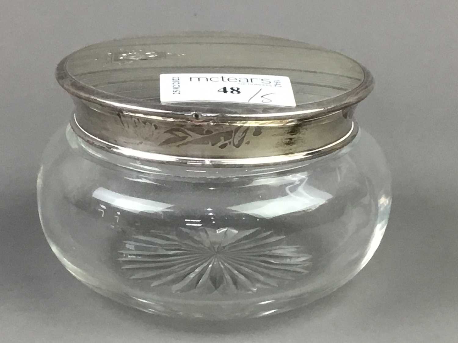 Lot 48 - A SILVER TOPPED GLASS POWDER BOWL AND OTHER ITEMS