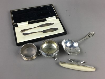 Lot 27 - A GROUP OF SILVER ITEMS INCLUDING KNIVES AND A NAPKIN RINGS