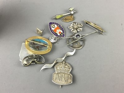 Lot 34 - A COLLECTION OF SILVER AND OTHER BROOCHES