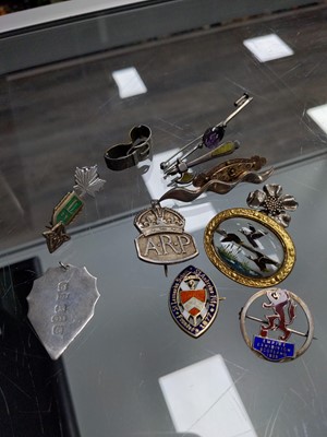 Lot 34 - A COLLECTION OF SILVER AND OTHER BROOCHES
