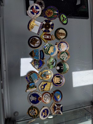 Lot 32 - A COLLECTION OF BOWLING AND OTHER BADGES