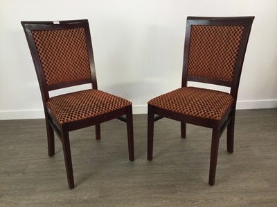 Lot 262 - A SET OF SIX MAHOGANY DINING CHAIRS