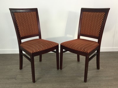 Lot 262 - A SET OF SIX MAHOGANY DINING CHAIRS