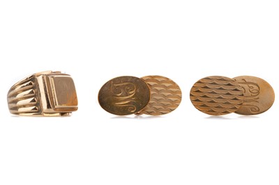 Lot 720 - A GOLD SIGNET RING AND A PAIR OF CUFFLINKS