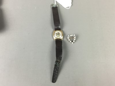Lot 1 - A GENT'S VINTAGE GOLD WATCH AND A BROOCH
