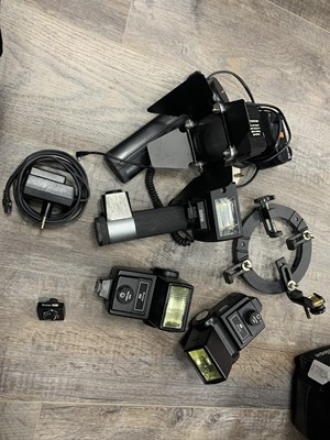 Lot 157 - A COLLECTION OF CAMERA FLASHES AND EQUIPMENT