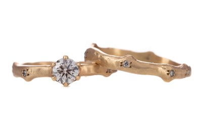 Lot 757 - A DIAMOND SOLITAIRE RING AND BAND