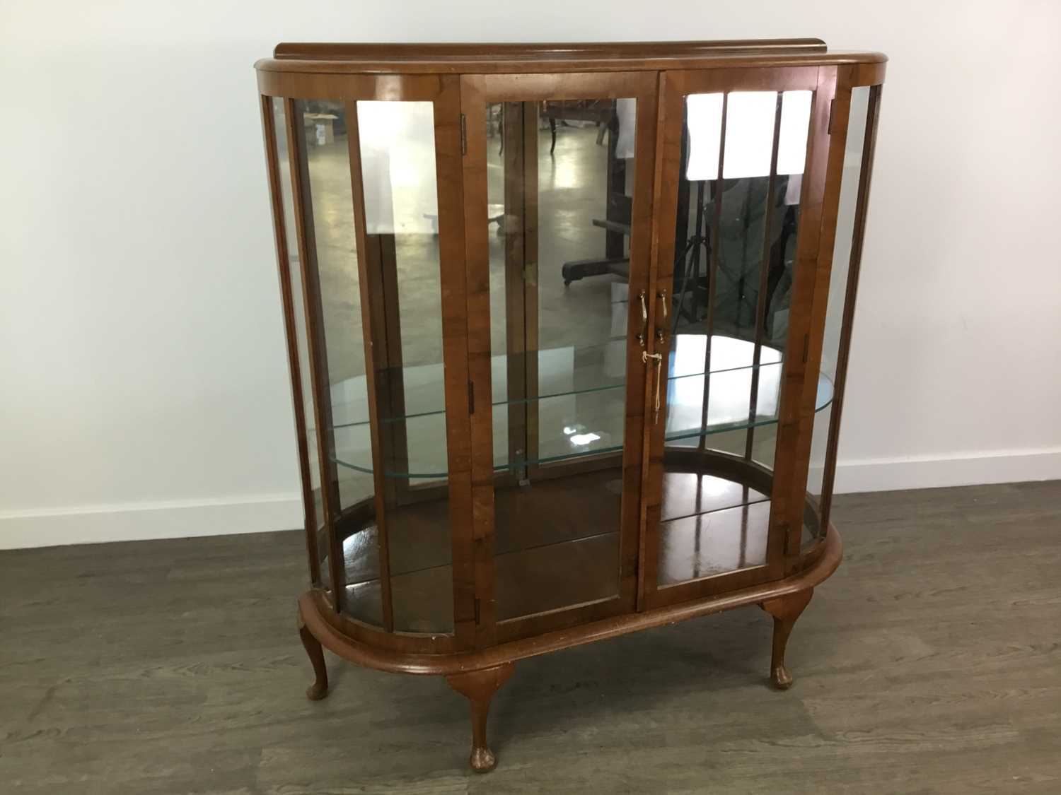 Lot 275 - AN EARLY 20TH CENTURY DISPLAY CABINET
