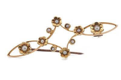 Lot 771 - A SEED PEARL PENDANT AND BROOCH