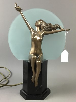 Lot 64 - AN ART DECO STYLE FIGURAL MANTEL CLOCK, A GLASS LAMPSHADE AND JOHNNIE WALKER ASHTRAY