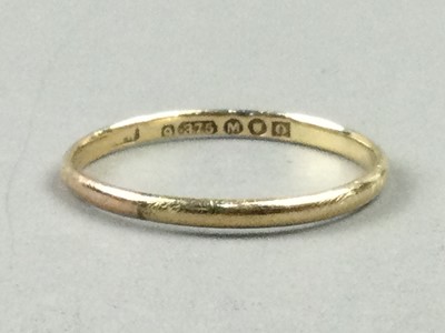 Lot 30 - A NINE CARAT GOLD WEDDING RING