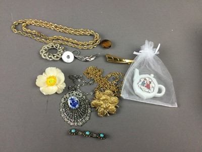 Lot 40 - A COLLECTION OF COSTUME JEWELLERY