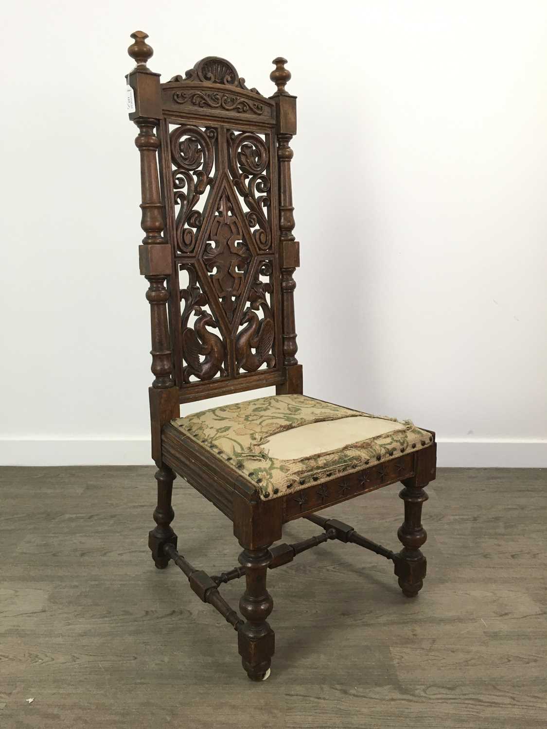 Lot 123 - A LATE 19TH/EARLY 20TH CENTURY OAK HALL CHAIR AND TWO OTHER DINING CHAIRS