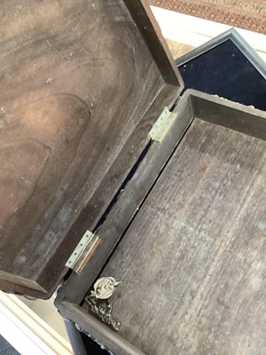 Lot 1211 - A JAPANESE CASKET