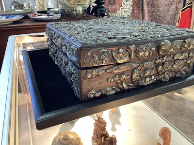 Lot 1211 - A JAPANESE CASKET