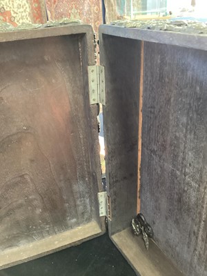 Lot 1211 - A JAPANESE CASKET