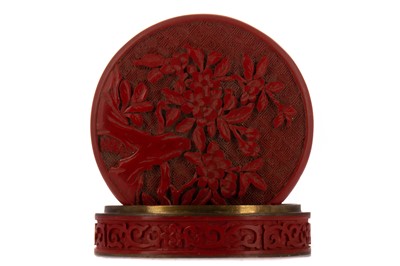 Lot 1229 - AN EARLY 20TH CENTURY CINNABAR LACQUER CIRCULAR BOX AND COVER