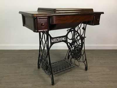 Lot 211 - A SINGER SEWING MACHINE