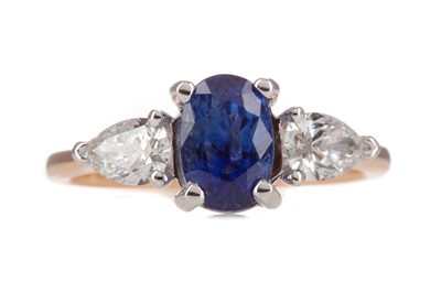 Lot 677 - A SAPPHIRE AND DIAMOND RING