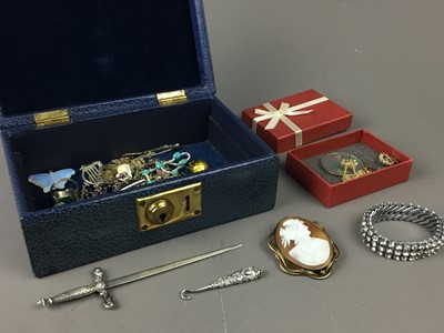 Lot 266 - A COLLECTION OF VINTAGE COSTUME AND OTHER JEWELLERY