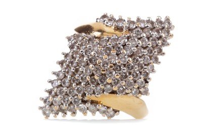Lot 401 - A LARGE DIAMOND CLUSTER RING