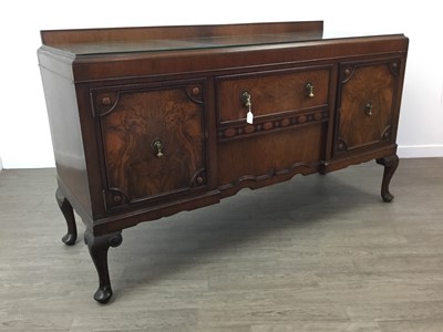 Lot 295 - AN EARLY 20TH CENTURY WALNUT SIDEBOARD