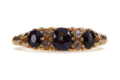Lot 406 - A SAPPHIRE AND DIAMOND RING