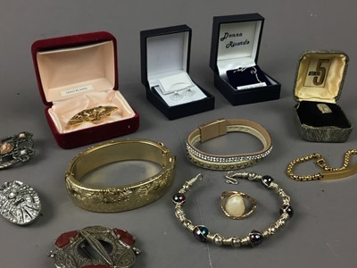 Lot 354 - A LOT OF COSTUME JEWELLERY