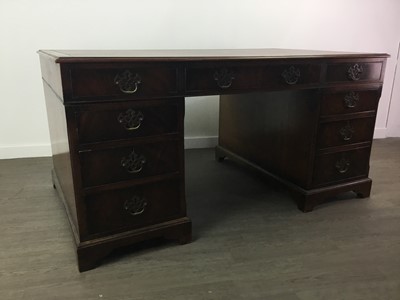 Lot 365 - A REPRODUCTION MAHOGANY KNEEHOLE DESK