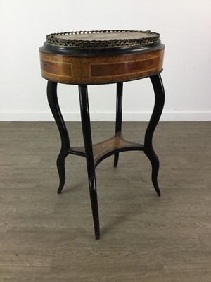 Lot 825 - A LATE 19TH CENTURY WALNUT AND MARQUETRY INLAID OVAL TABLE