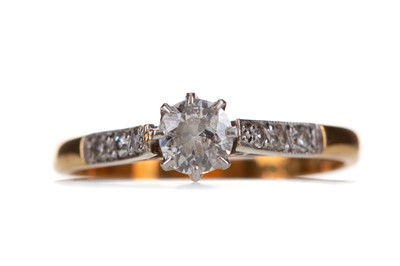 Lot 433 - A DIAMOND SOLITAIRE RING