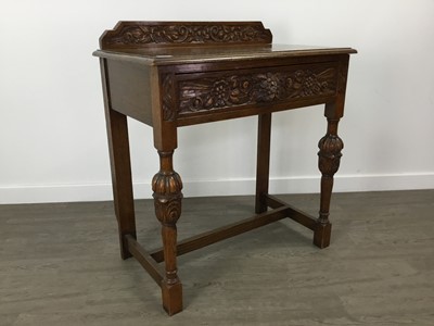 Lot 426 - AN OAK SIDE TABLE