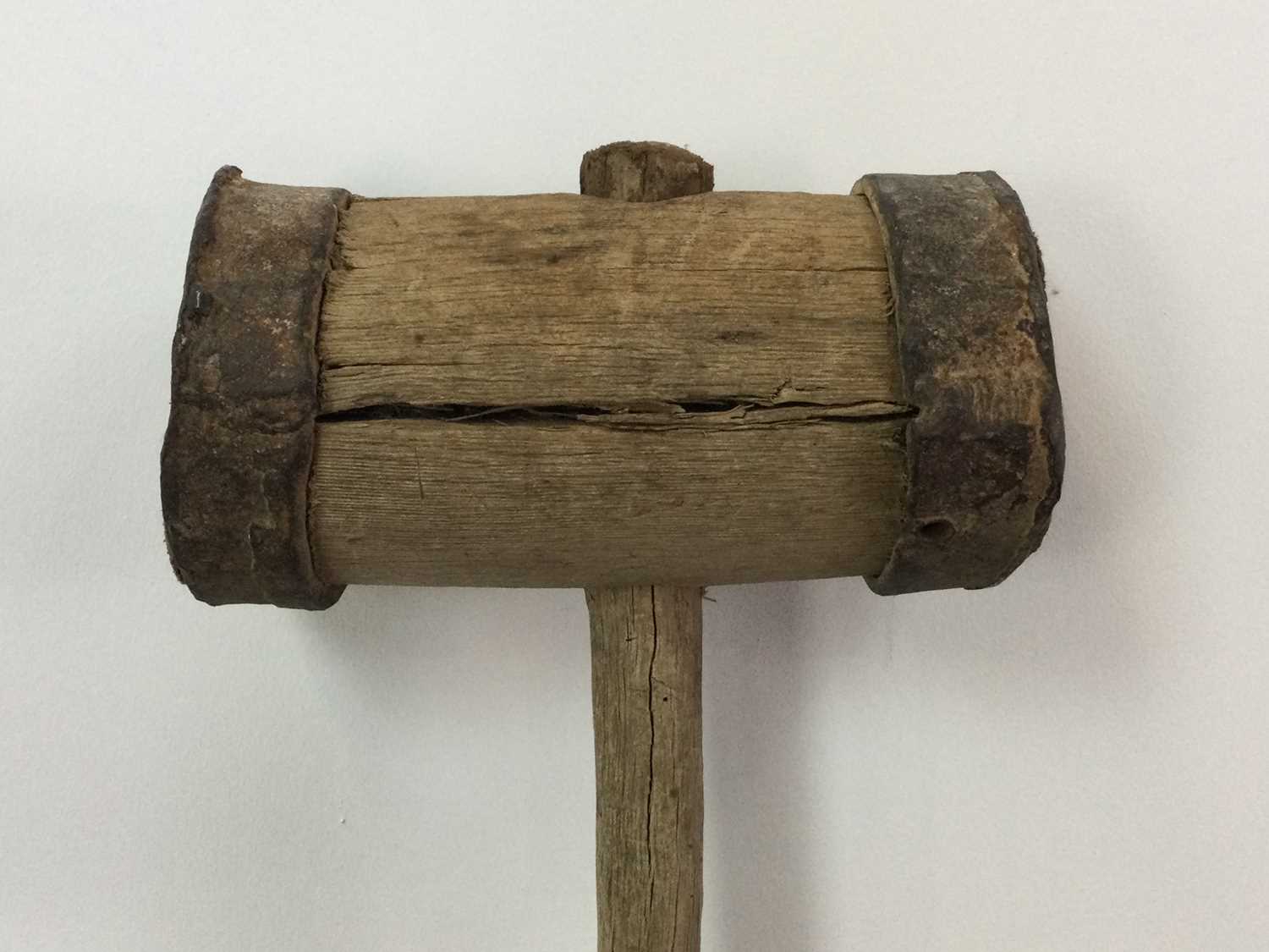Lot 52 - AN EARLY 20TH CENTURY FRUITWOOD AND FORGE MADE MALLET