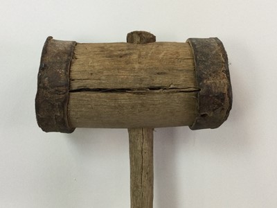 Lot 52 - AN EARLY 20TH CENTURY FRUITWOOD AND FORGE MADE MALLET