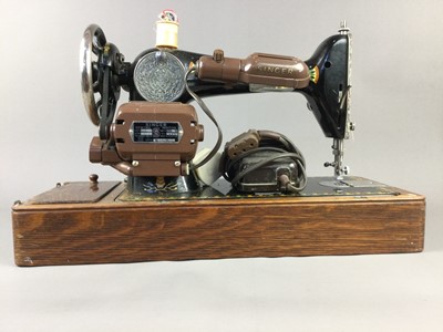 Lot 466 - A SINGER SEWING MACHINE